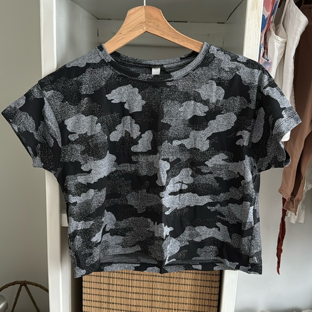 Lululemon women’s crop camo tshirt